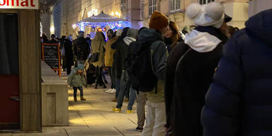 Schon wieder: Massen st&uuml;rmen trotz Lockdown Punsch-St&auml;nde