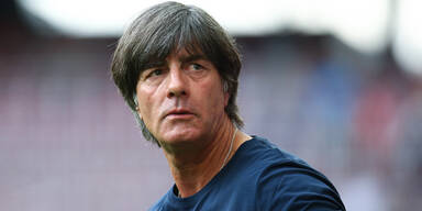 Der deutsche Nationaltrainer Joachim L&ouml;w darf den Final-Kracher von der Trib&uuml;hne aus beobachten