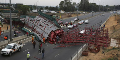 Fu&szlig;g&auml;ngerbr&uuml;cke bricht ein: 2 Tote