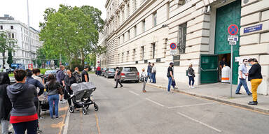 Besuche wieder erlaubt: Schlange zu Haftanstalten