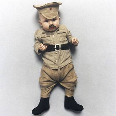 Baby als Hitler verkleidet