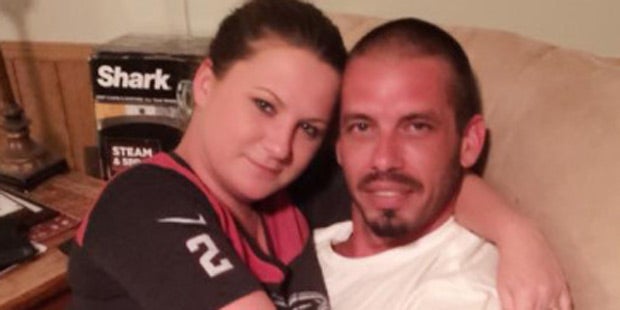 Frau gibt ihrem Freund die Brust