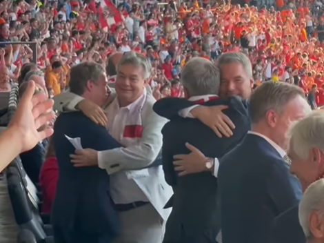 Kanzler und Vize umarmen auf der Bühne nach dem Tor andere Zuseher.