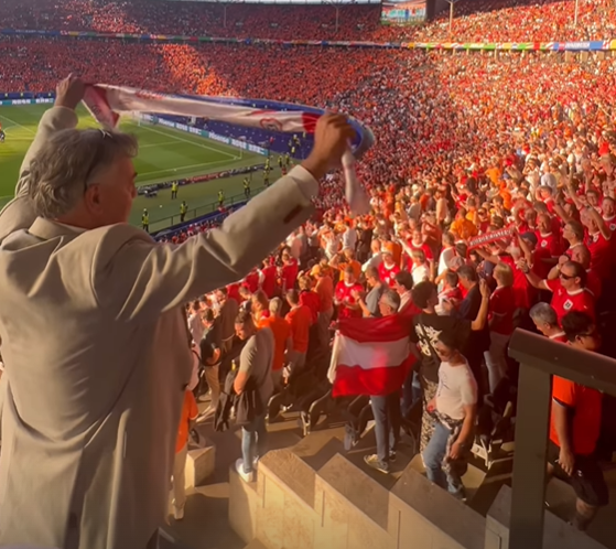 Gänsehaut vor dem rot-weiß-roten Fanblock: Vize Kogler schwingt Fan und jubelt mit.