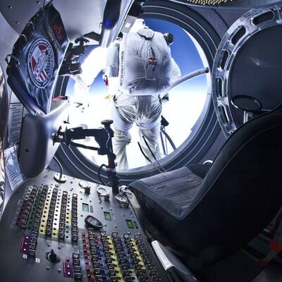 Die Bilder von Baumgartners 2. Sprung