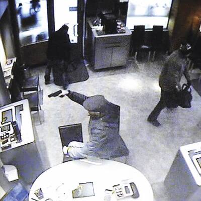 Räuber waren mit Pistole und Axt bewaffnet