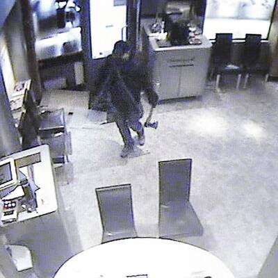 Räuber waren mit Pistole und Axt bewaffnet