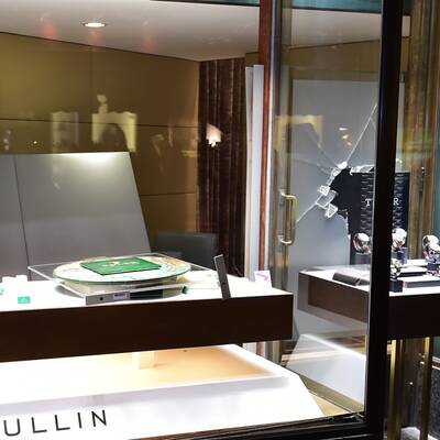 Die Täter waren bewaffnet – ein Security wurde niedergeschlagen.