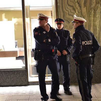 Die Täter waren bewaffnet – ein Security wurde niedergeschlagen.