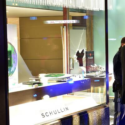 Die Täter waren bewaffnet – ein Security wurde niedergeschlagen.