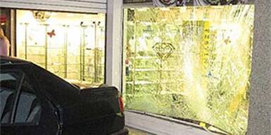 Einbrecher krachten mit Pkw in Juwelier