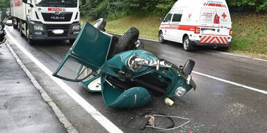 Schwerer Crash: Lenker &uuml;berschl&auml;gt sich mit VW-K&auml;fer