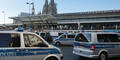 Unbekannte gehen auf Ausländer in Köln los