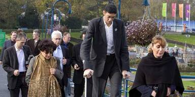 Neue Freundin f&uuml;r den gr&ouml;&szlig;ten Mensch der Welt