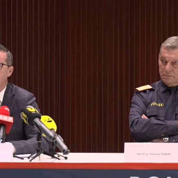 Horror-Mord: Leichen von Mutter und Tochter (10) in Kühltruhe