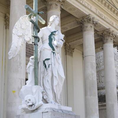 Wiener Karlskirche beschmiert 