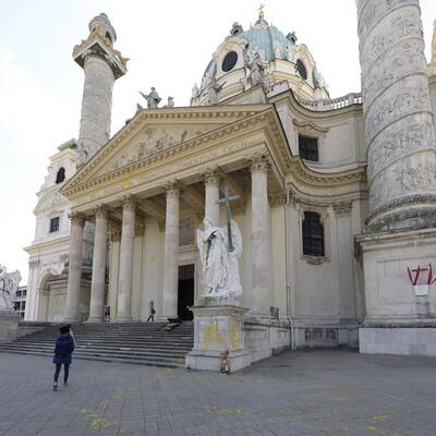 Wiener Karlskirche beschmiert 
