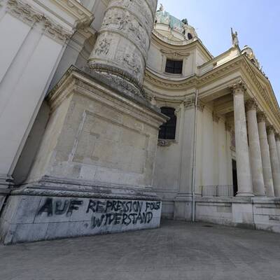 Wiener Karlskirche beschmiert 