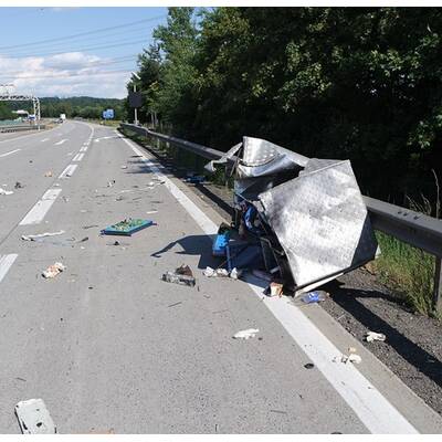 Karambolage auf A2 - Lkw kollidiert mit mehreren Pkw