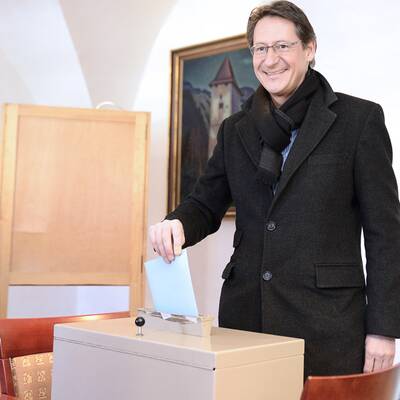 BZÖ-Obmann Josef Bucher bei der Stimmabgabe in Friesach