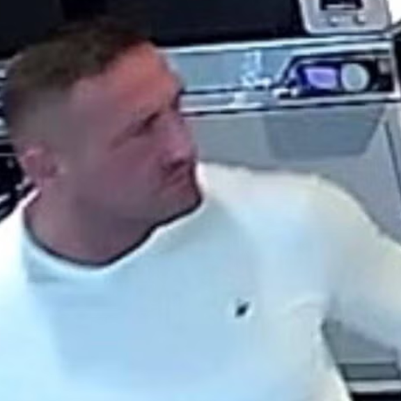 Kaffeeautomaten völlig zertrümmert: Polizei sucht dieses Muskelpaket