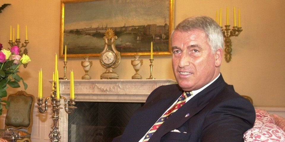 Deutscher Multi-Millionär stürzt von  'MS Europa'