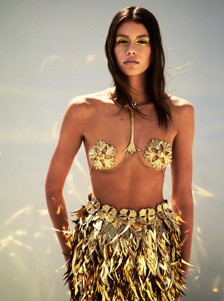 Kaia Gerber wird in knappen Looks zur goldenen Göttin