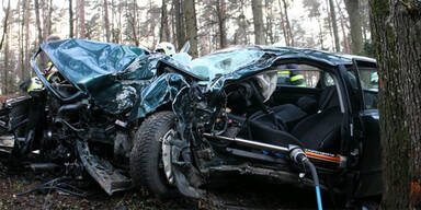 Oststeirer rast in Baum: Schwer verletzt