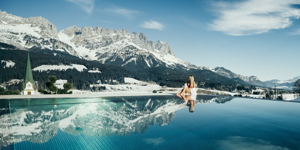 Vom Infinity Sky Pool genießt man einen Blick auf den Wilden Kaiser.