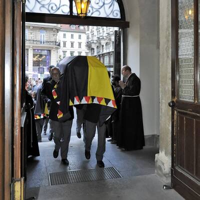 Der verstorbene Kaisersohn wird zwei Tage aufgebahrt