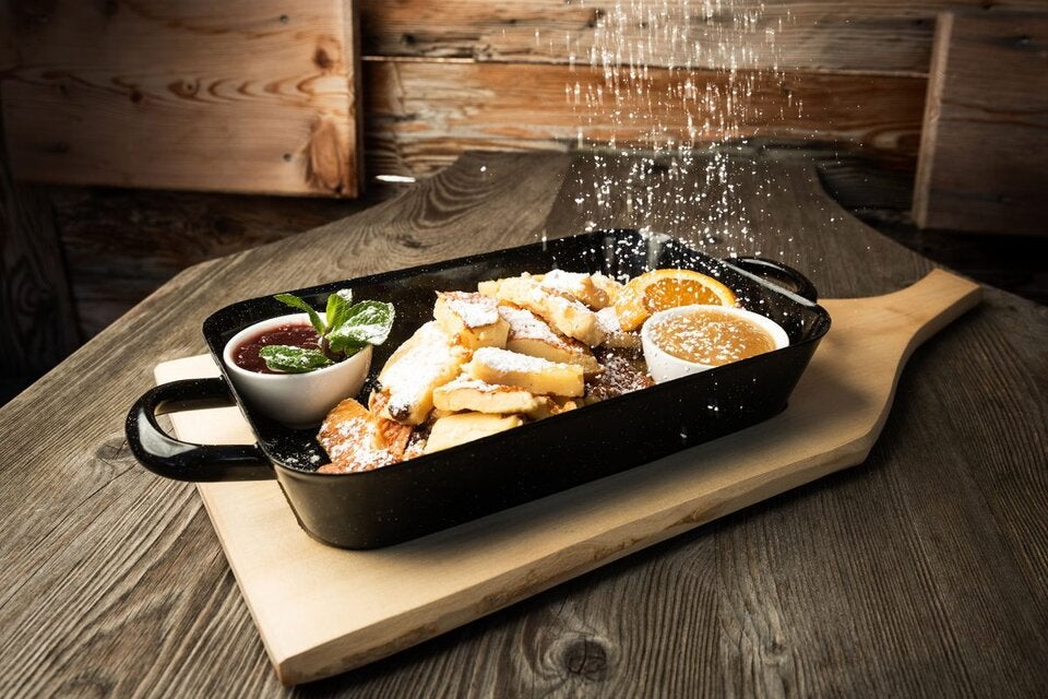 Hüttenschmankerl. Frischenr Kaiserschmarrn serviert die Oberhofalm.