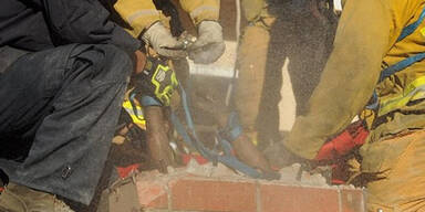 Liebestolle Frau blieb in Kamin stecken