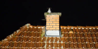 Bursch will Weihnachtsmann spielen - und bleibt im Kamin stecken