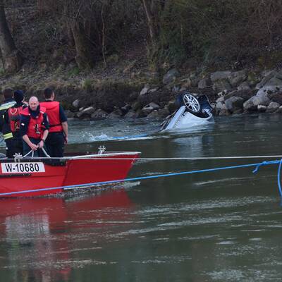 Auto stürzte nach Unfall in den Donaukanal 