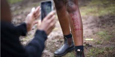 Mob rei&szlig;t Frau Minirock vom Leib