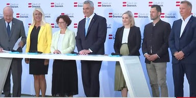 Kanzler Nehammer mit Team beim Kampagnenstart.