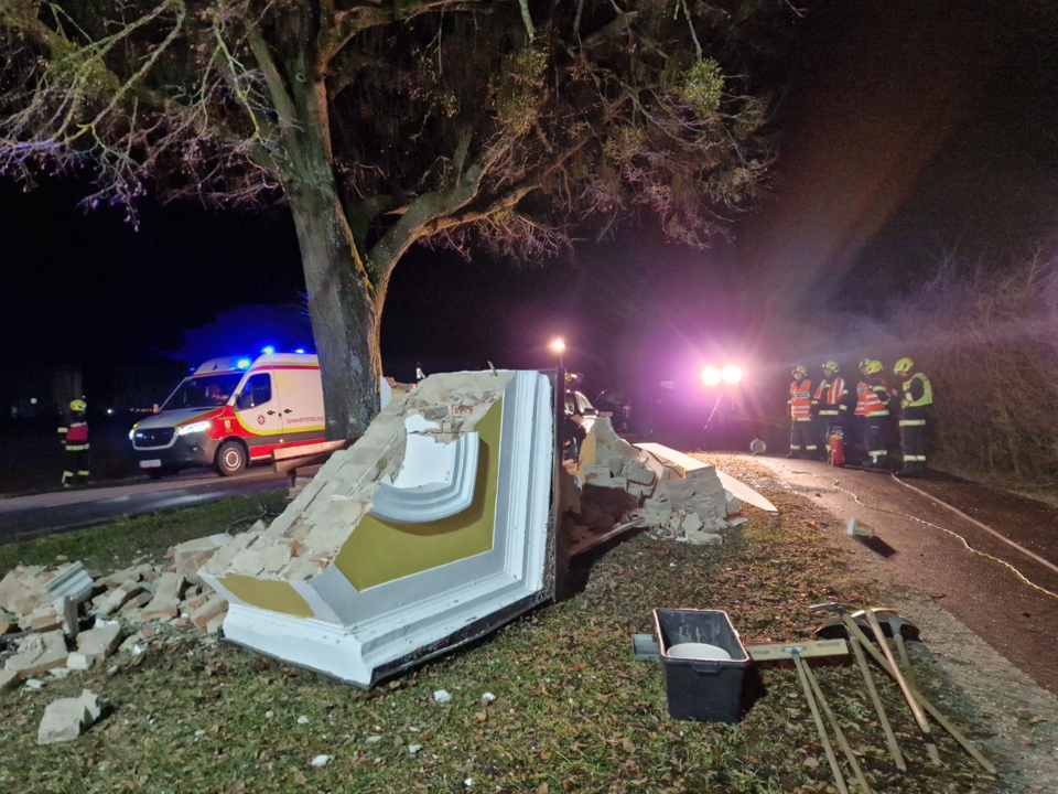 Alko-Lenker reißt Kapelle nieder