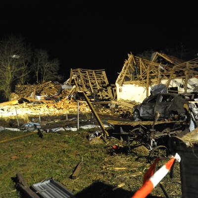 Vater und Sohn sprengen sich in die Luft