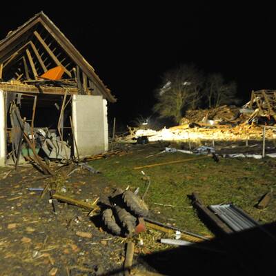 Vater und Sohn sprengen sich in die Luft