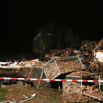 Vater und Sohn sprengen sich in die Luft