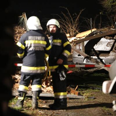 Vater und Sohn sprengen sich in die Luft