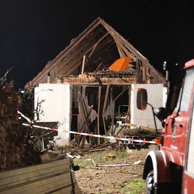 Vater und Sohn sprengen sich in die Luft