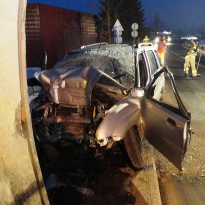 Mann tötet Ehefrau und rast in Tunnelwand