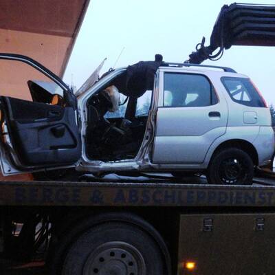 Mann tötet Ehefrau und rast in Tunnelwand