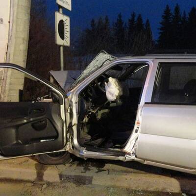 Mann tötet Ehefrau und rast in Tunnelwand