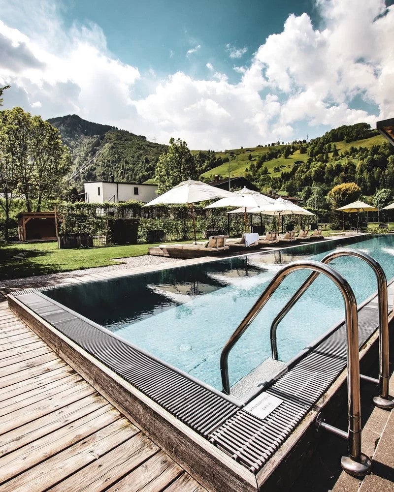 Outdoor-Pool im Sommer