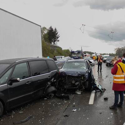 Etwa 50 Fahrzeuge rasten ineinander. 11 Menschen wurden verletzt.