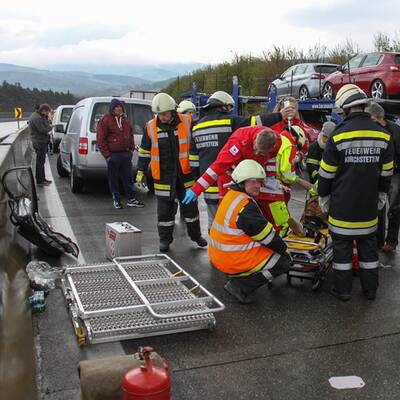 Etwa 50 Fahrzeuge rasten ineinander. 11 Menschen wurden verletzt.
