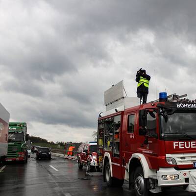 Etwa 50 Fahrzeuge rasten ineinander. 11 Menschen wurden verletzt.