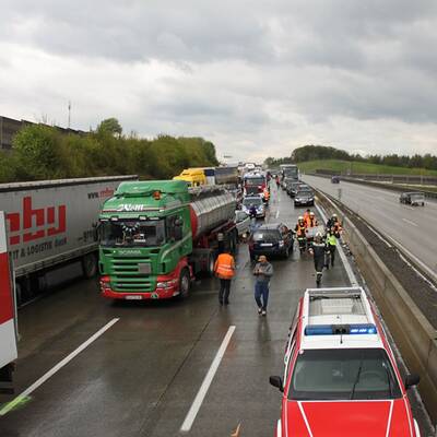 Etwa 50 Fahrzeuge rasten ineinander. 11 Menschen wurden verletzt.